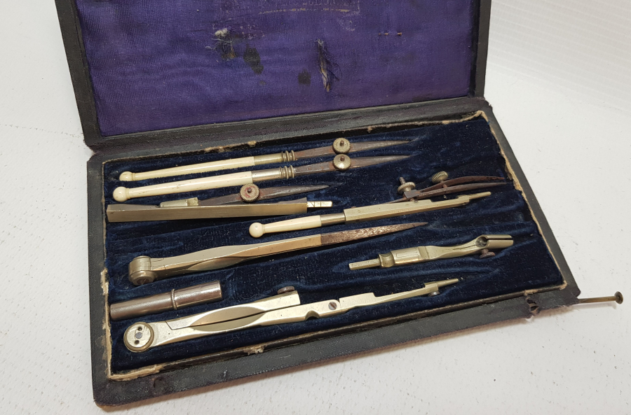 KUTUSUNDA ANTİKA FİLDİŞİ SAPLI PERGEL TAKIMI