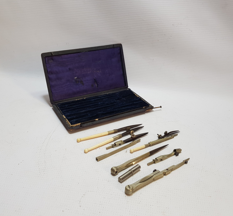 KUTUSUNDA ANTİKA FİLDİŞİ SAPLI PERGEL TAKIMI