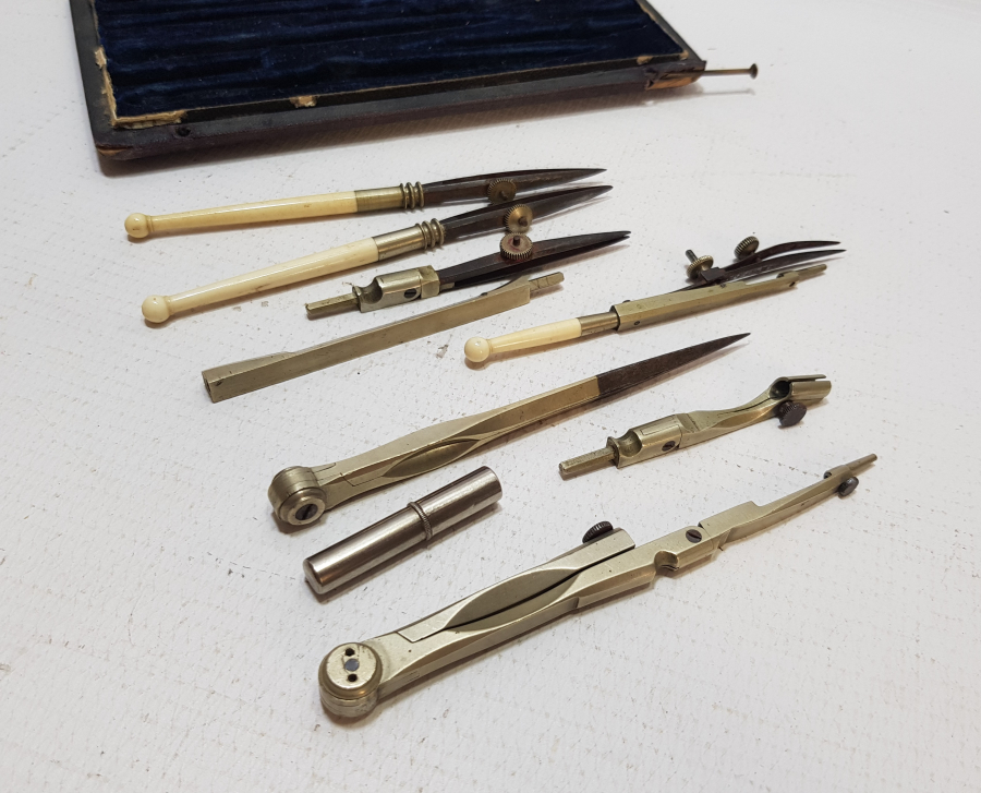 KUTUSUNDA ANTİKA FİLDİŞİ SAPLI PERGEL TAKIMI