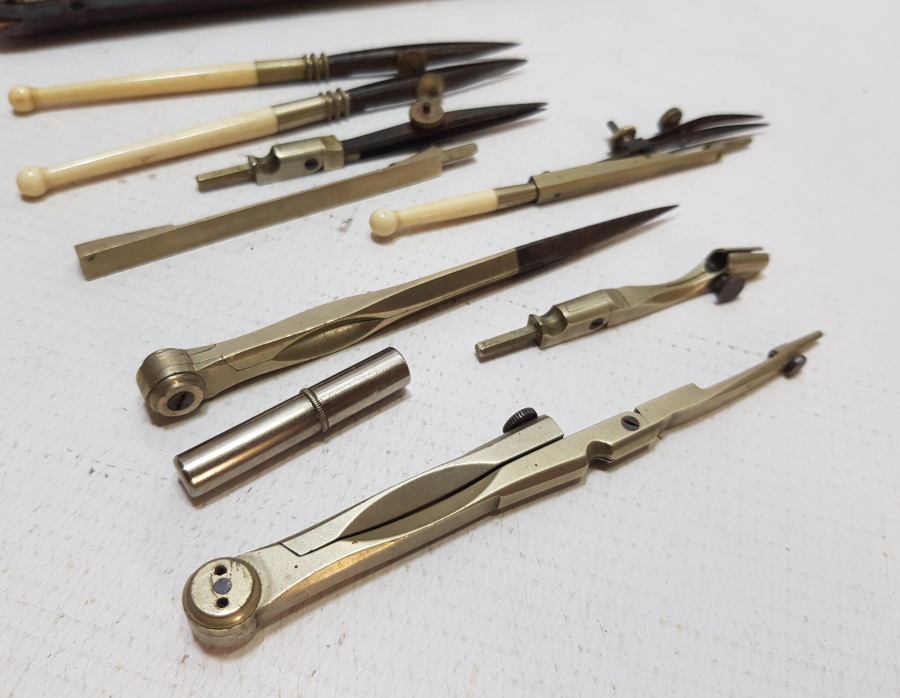 KUTUSUNDA ANTİKA FİLDİŞİ SAPLI PERGEL TAKIMI