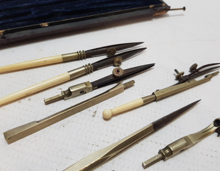 KUTUSUNDA ANTİKA FİLDİŞİ SAPLI PERGEL TAKIMI