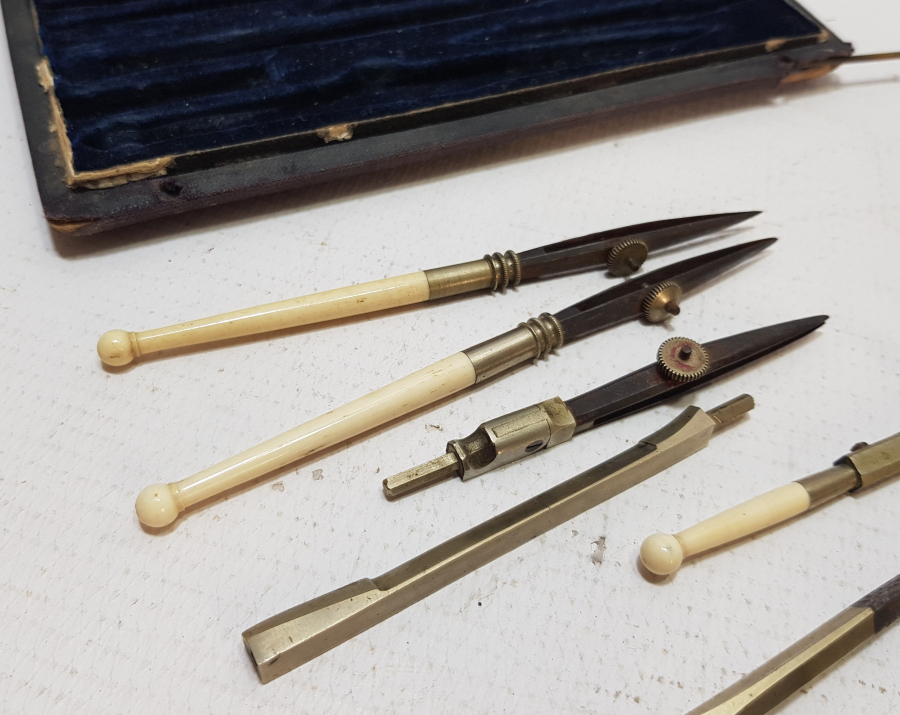 KUTUSUNDA ANTİKA FİLDİŞİ SAPLI PERGEL TAKIMI