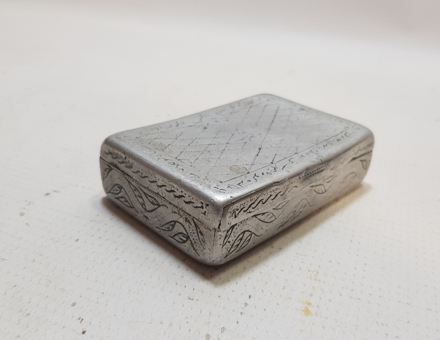 OSMANLI DÖNEMİ ÜZERİ OSMANLICA YAZILI ESARET YADİGARI TÜTÜN TABAKASI