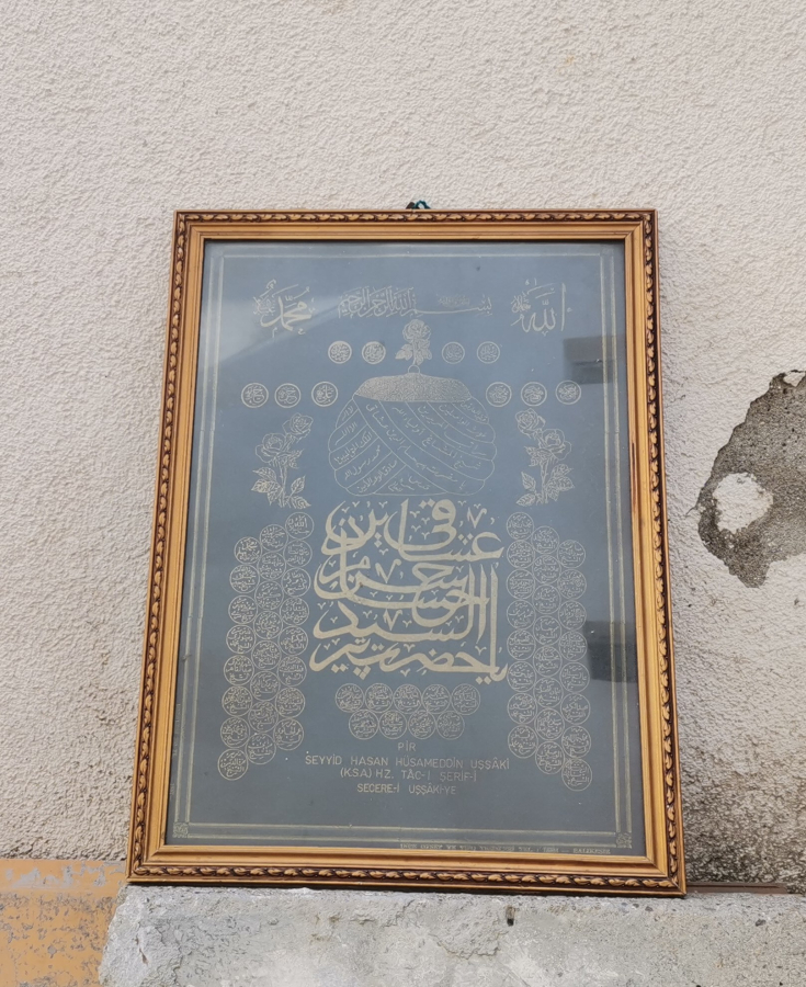 UŞŞAKİ TACI ŞERİFİ VE SECERESİ GÖRSELLİ ORİJİNAL ÇERÇEVESİNDE ANTİKA BASKI HAT LEVHA