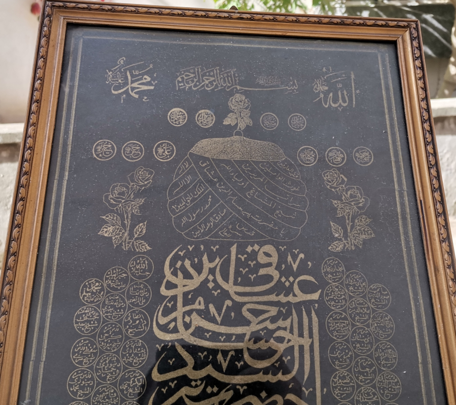 UŞŞAKİ TACI ŞERİFİ VE SECERESİ GÖRSELLİ ORİJİNAL ÇERÇEVESİNDE ANTİKA BASKI HAT LEVHA