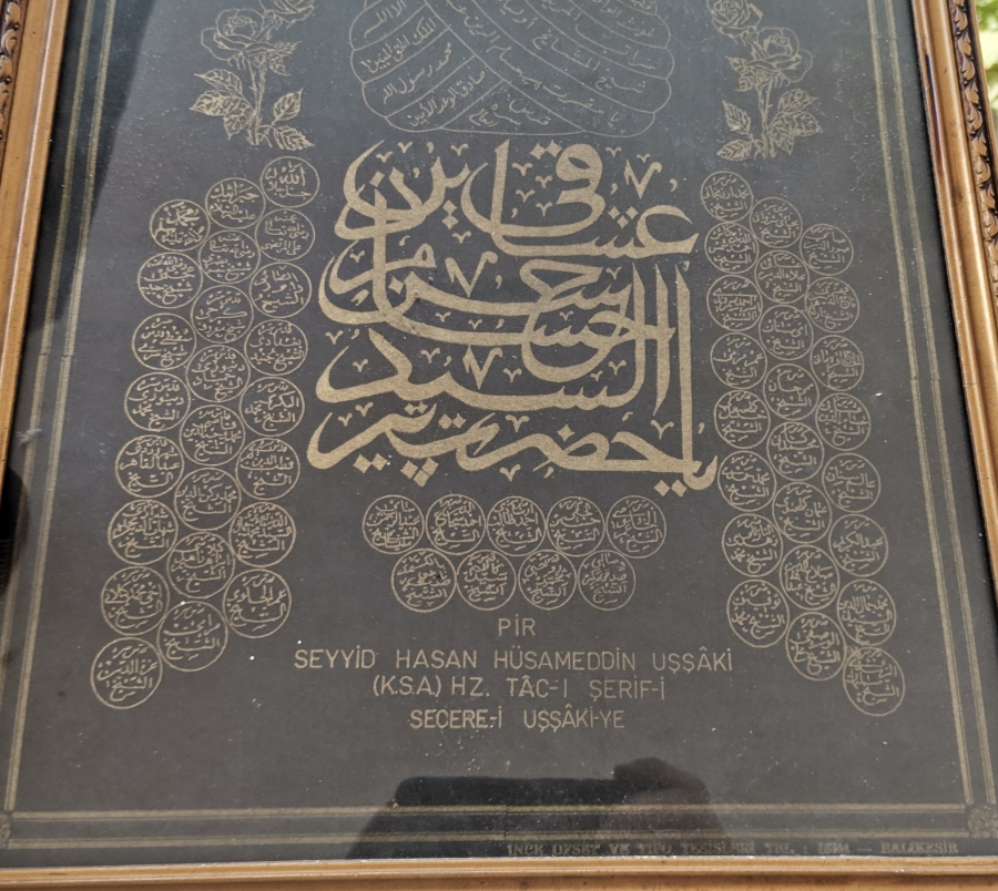 UŞŞAKİ TACI ŞERİFİ VE SECERESİ GÖRSELLİ ORİJİNAL ÇERÇEVESİNDE ANTİKA BASKI HAT LEVHA