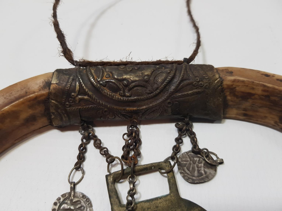 OSMANLI DÖNEMİ ŞAMAN İŞİ ÇOK NADİR HİLAL FORMLU DOMUZ DİŞİ AT SÜSÜ