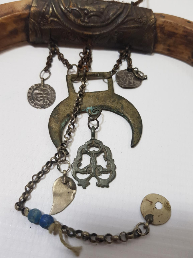 OSMANLI DÖNEMİ ŞAMAN İŞİ ÇOK NADİR HİLAL FORMLU DOMUZ DİŞİ AT SÜSÜ