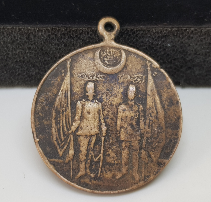 RESNELİ NİYAZİ VE ENVER PAŞA GÖRSELLİ ÇOK NADİR TOPÇU ALAYINA VERİLMİŞ MEŞRUTİYET MADALYASI