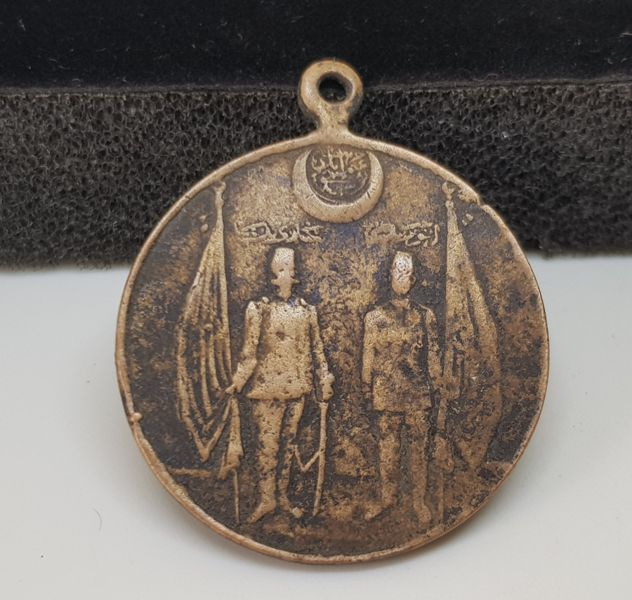 RESNELİ NİYAZİ VE ENVER PAŞA GÖRSELLİ ÇOK NADİR TOPÇU ALAYINA VERİLMİŞ MEŞRUTİYET MADALYASI