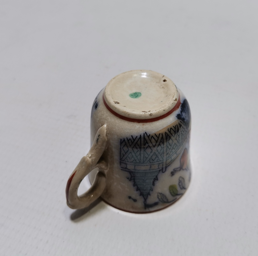 İÇİ VE DIŞI EL BOYAMA İŞÇİLİKLİ NADİR ÇİN KAHVE FİNCANI