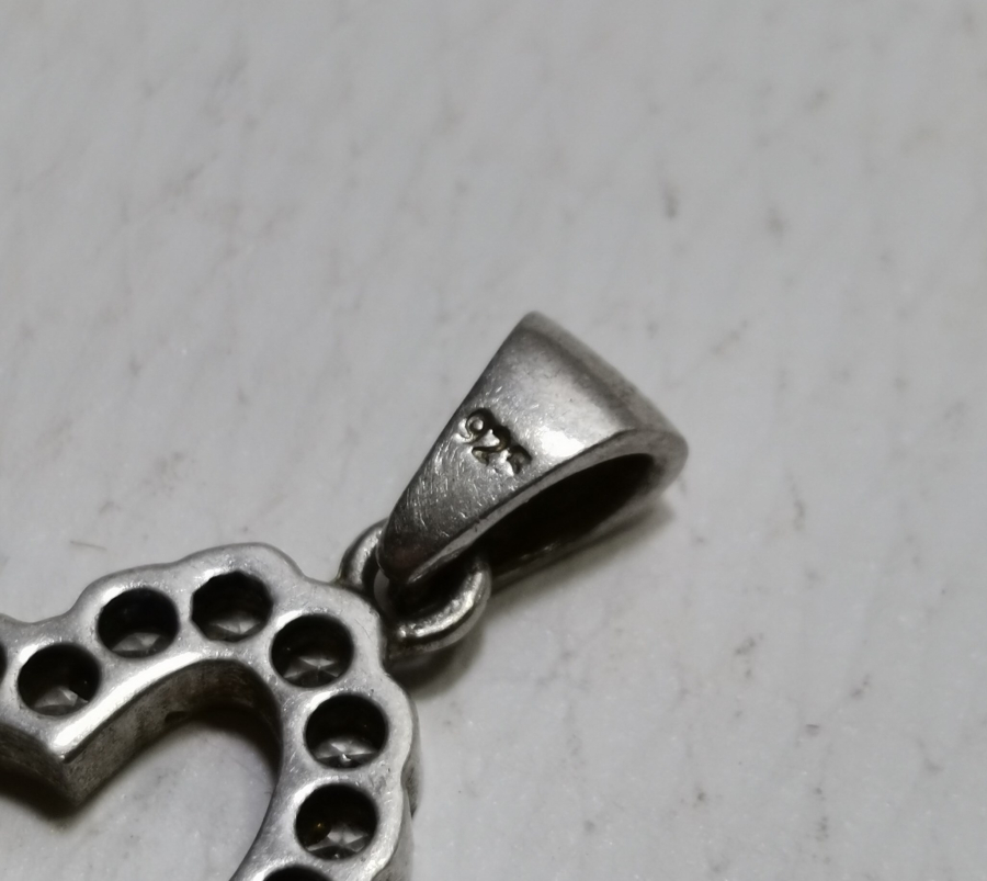 KALP FORMUNDA YAPILMIŞ GÜMÜŞ KOLYE UCU