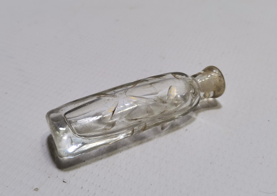 ÜZERİ ALTIN VARAKLI OSMANLI DÖNEMİ NADİR FORMDA BEYKOZ PARFÜM ŞİŞESİ