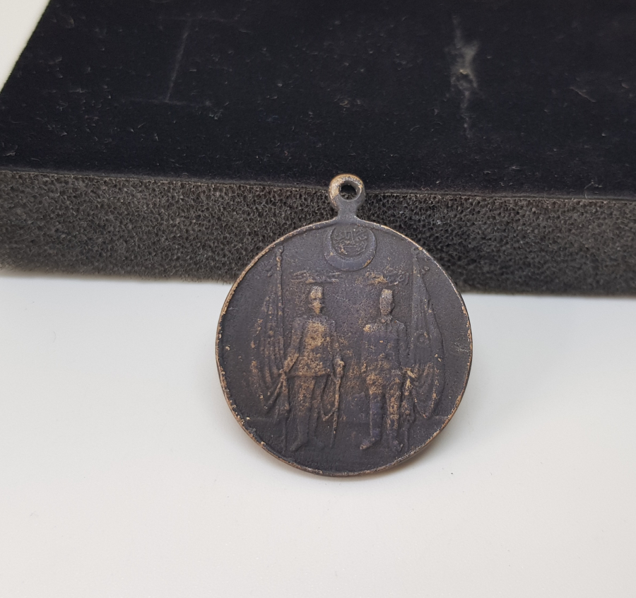 RESNELİ NİYAZİ VE ENVER PAŞA GÖRSELLİ ÇOK NADİR TOPÇU ALAYINA VERİLMİŞ MEŞRUTİYET MADALYASI