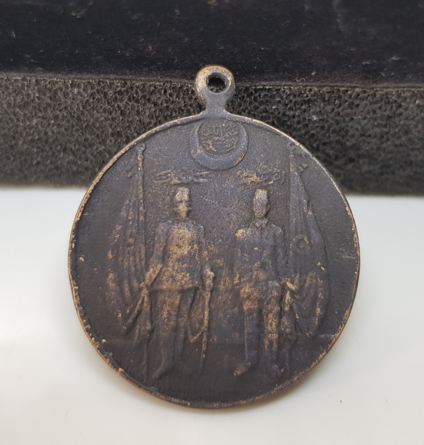 RESNELİ NİYAZİ VE ENVER PAŞA GÖRSELLİ ÇOK NADİR TOPÇU ALAYINA VERİLMİŞ MEŞRUTİYET MADALYASI