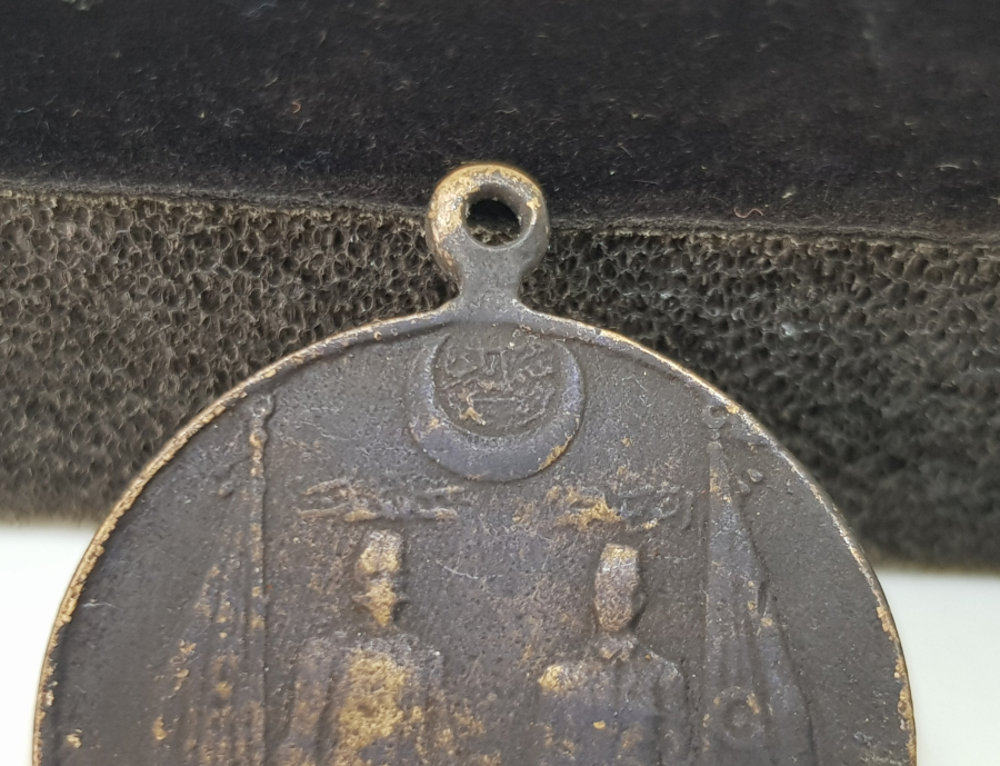 RESNELİ NİYAZİ VE ENVER PAŞA GÖRSELLİ ÇOK NADİR TOPÇU ALAYINA VERİLMİŞ MEŞRUTİYET MADALYASI