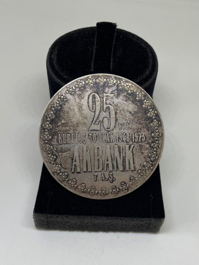 1973 ORJİNAL KUTUSUNDA AKBANK 25. YIL GÜMÜŞ MADALYON