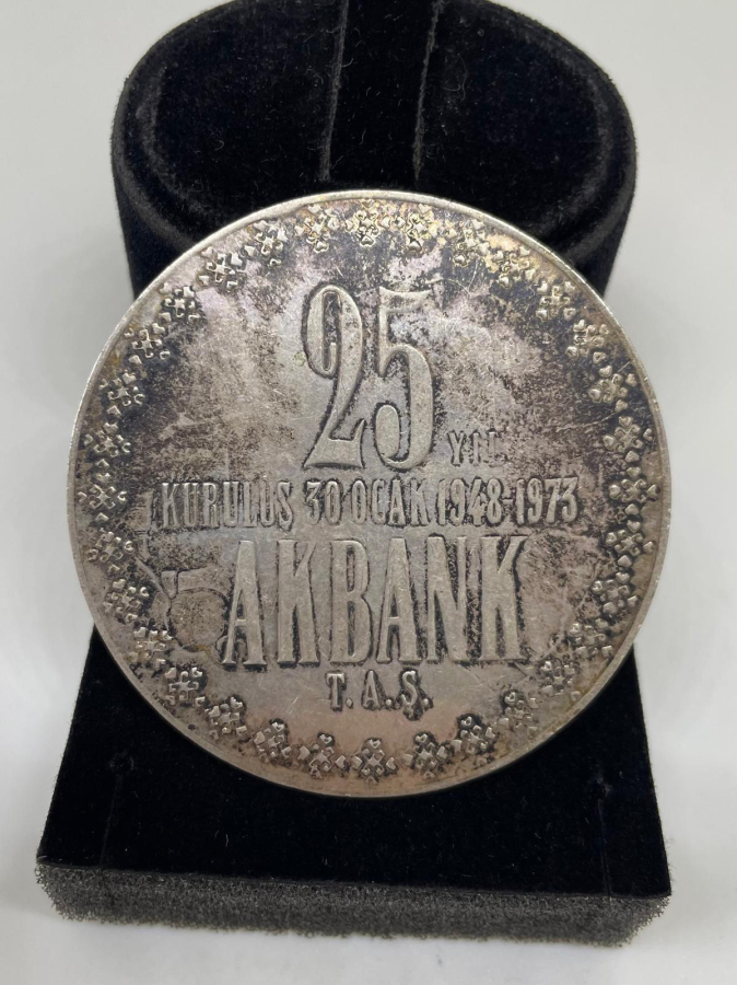 1973 ORJİNAL KUTUSUNDA AKBANK 25. YIL GÜMÜŞ MADALYON