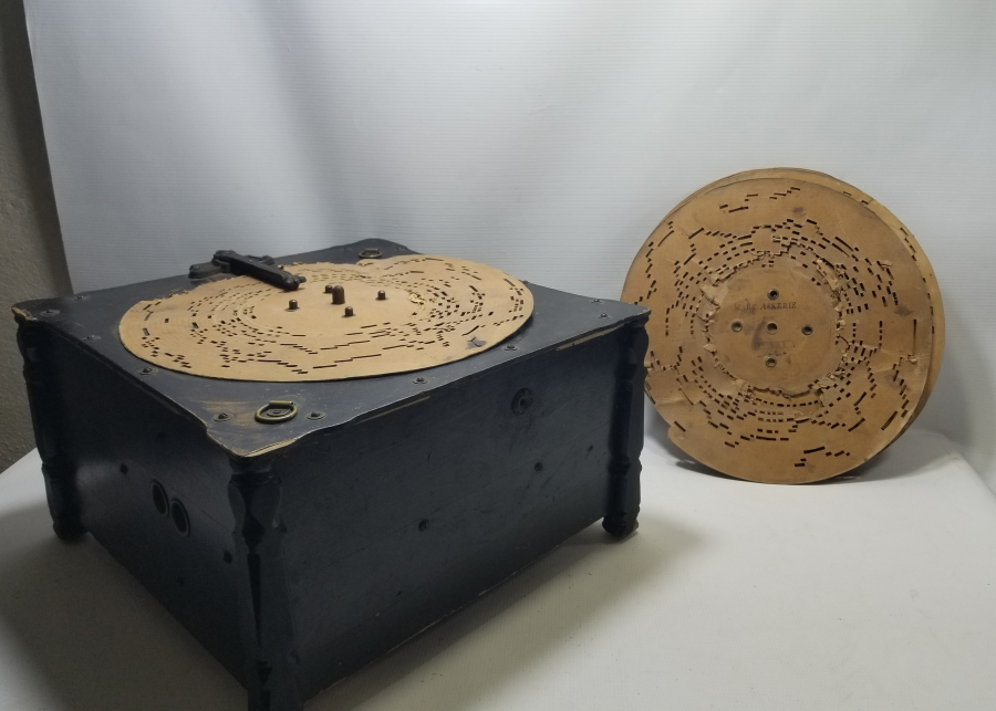 ÜZERLERİ OSMANLICA YAZILI PLAKLARIYLA ÇOK NADİR İLK DÖNEM FONOGRAF GRAMAFONU