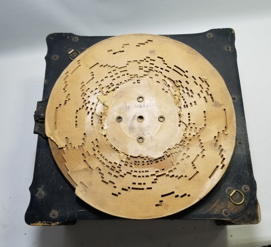 ÜZERLERİ OSMANLICA YAZILI PLAKLARIYLA ÇOK NADİR İLK DÖNEM FONOGRAF GRAMAFONU