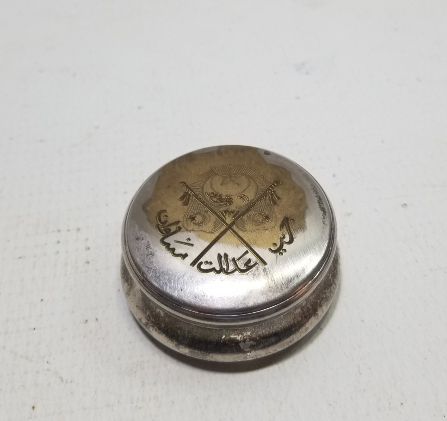 MEŞRUTİYET SANCAKLI VE OSMANLICA YAZILI OSMANLI DÖNEMİ ENFİYE KUTUSU