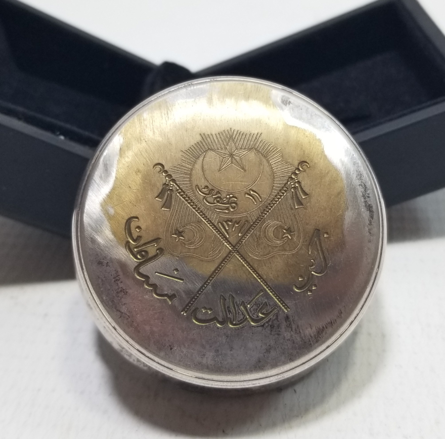 MEŞRUTİYET SANCAKLI VE OSMANLICA YAZILI OSMANLI DÖNEMİ ENFİYE KUTUSU