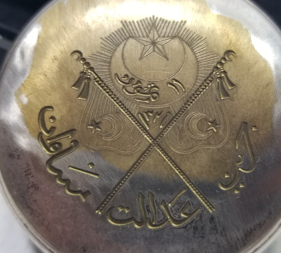 MEŞRUTİYET SANCAKLI VE OSMANLICA YAZILI OSMANLI DÖNEMİ ENFİYE KUTUSU