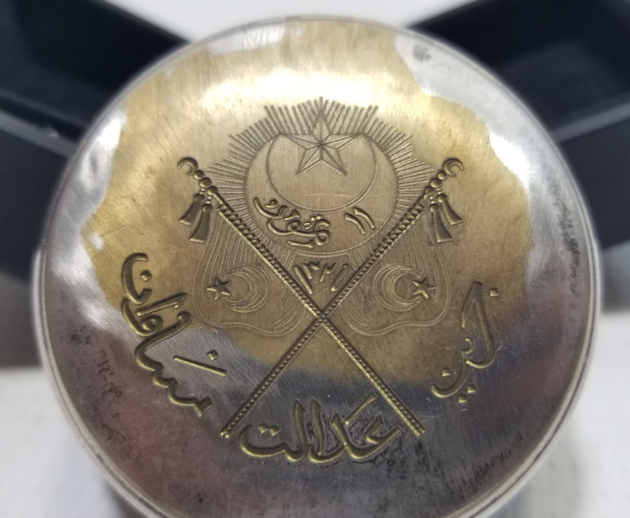 MEŞRUTİYET SANCAKLI VE OSMANLICA YAZILI OSMANLI DÖNEMİ ENFİYE KUTUSU