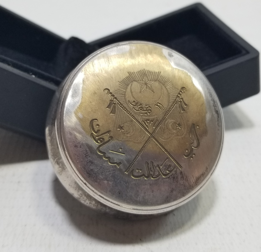 MEŞRUTİYET SANCAKLI VE OSMANLICA YAZILI OSMANLI DÖNEMİ ENFİYE KUTUSU