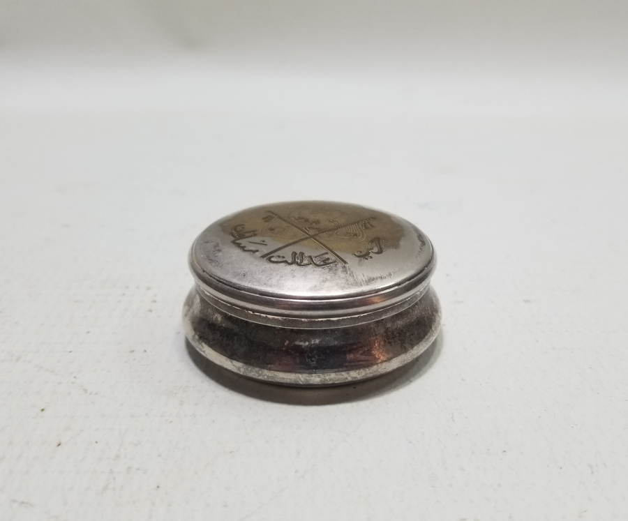 MEŞRUTİYET SANCAKLI VE OSMANLICA YAZILI OSMANLI DÖNEMİ ENFİYE KUTUSU