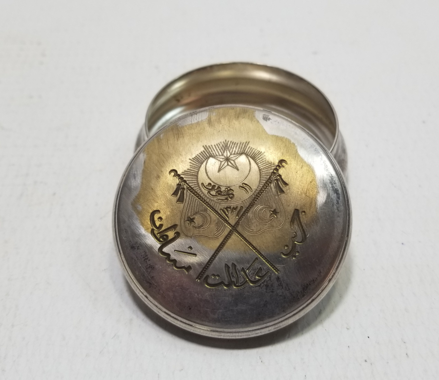 MEŞRUTİYET SANCAKLI VE OSMANLICA YAZILI OSMANLI DÖNEMİ ENFİYE KUTUSU