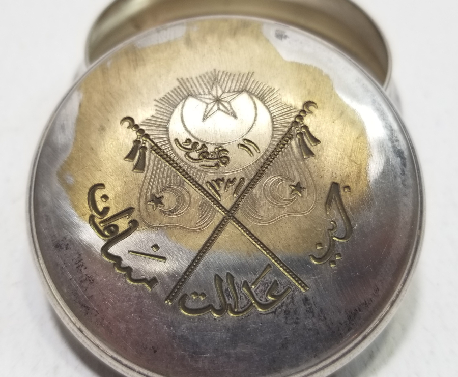 MEŞRUTİYET SANCAKLI VE OSMANLICA YAZILI OSMANLI DÖNEMİ ENFİYE KUTUSU