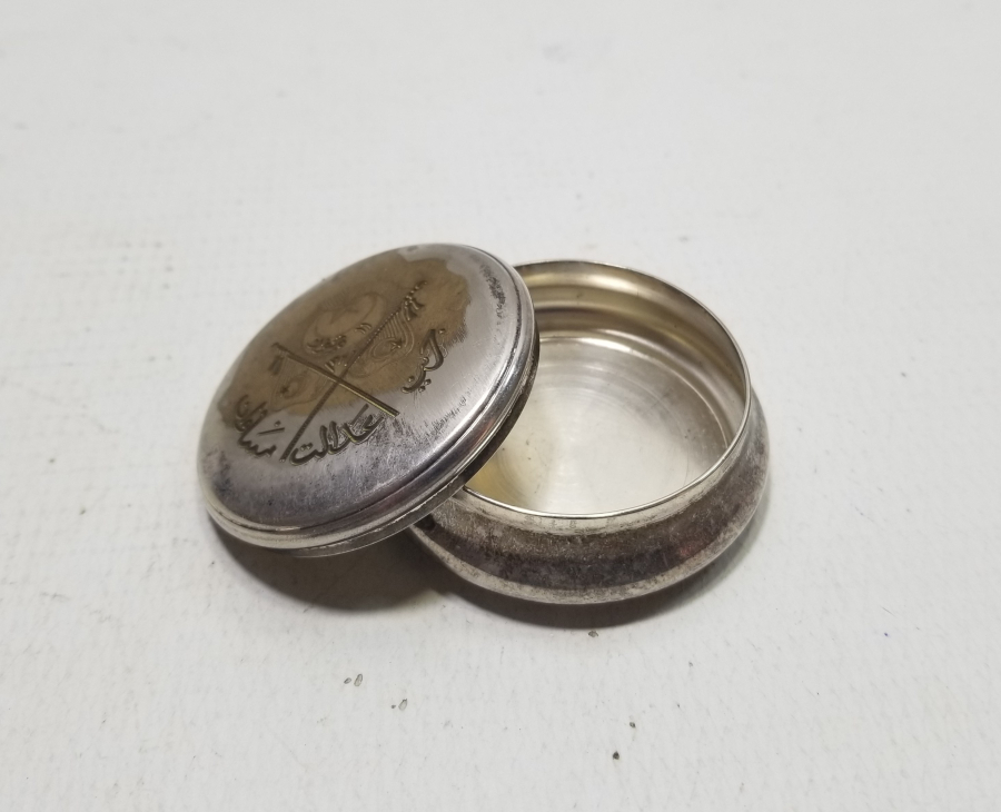 MEŞRUTİYET SANCAKLI VE OSMANLICA YAZILI OSMANLI DÖNEMİ ENFİYE KUTUSU