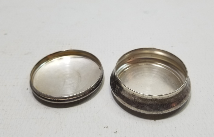 MEŞRUTİYET SANCAKLI VE OSMANLICA YAZILI OSMANLI DÖNEMİ ENFİYE KUTUSU