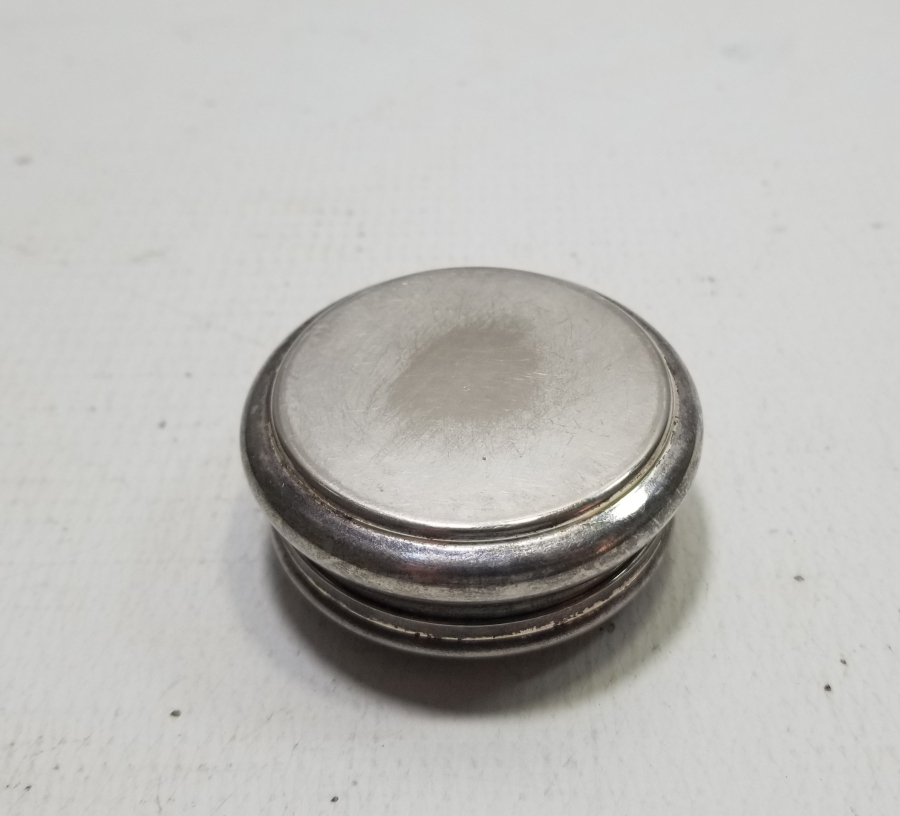 MEŞRUTİYET SANCAKLI VE OSMANLICA YAZILI OSMANLI DÖNEMİ ENFİYE KUTUSU