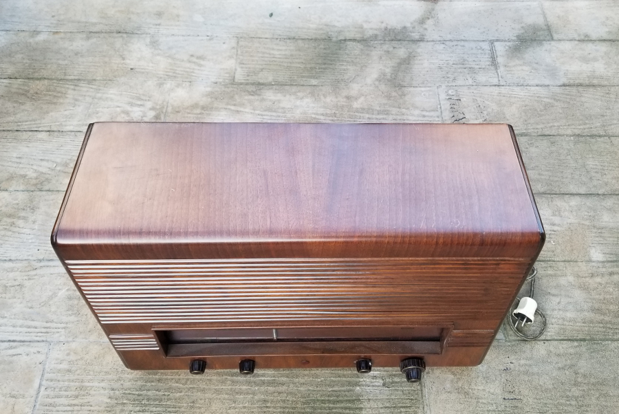 NADİR TİPTE ANTİKA AHŞAP KASALI ÇALIŞAN RADYO