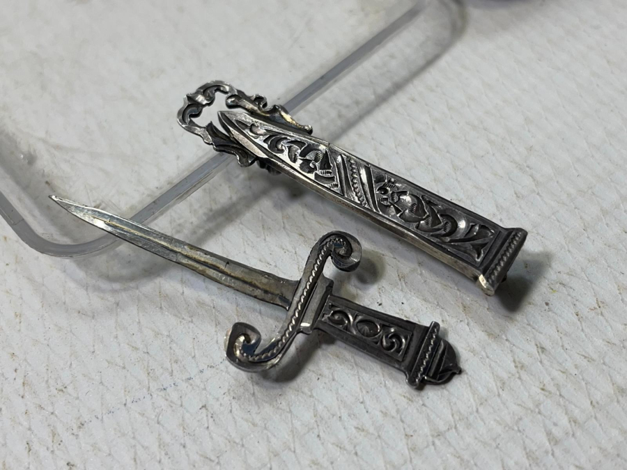 ÜZERİ KALEM VE TESTERE İŞÇİLİKLİ TAMAMI EL YAPIMI GÜMÜŞ FRANSIZ BROŞ