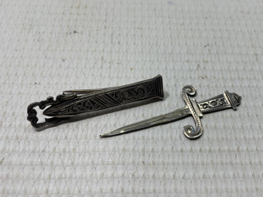 ÜZERİ KALEM VE TESTERE İŞÇİLİKLİ TAMAMI EL YAPIMI GÜMÜŞ FRANSIZ BROŞ