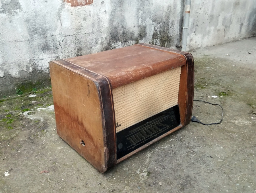 DEV BOYDA ANTİKA DEKORATİF RADYO PİKAP