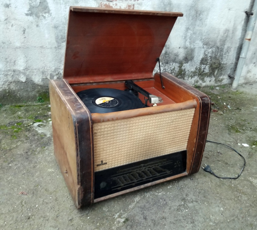 DEV BOYDA ANTİKA DEKORATİF RADYO PİKAP