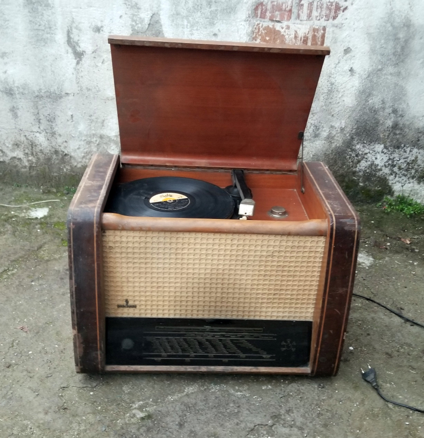 DEV BOYDA ANTİKA DEKORATİF RADYO PİKAP