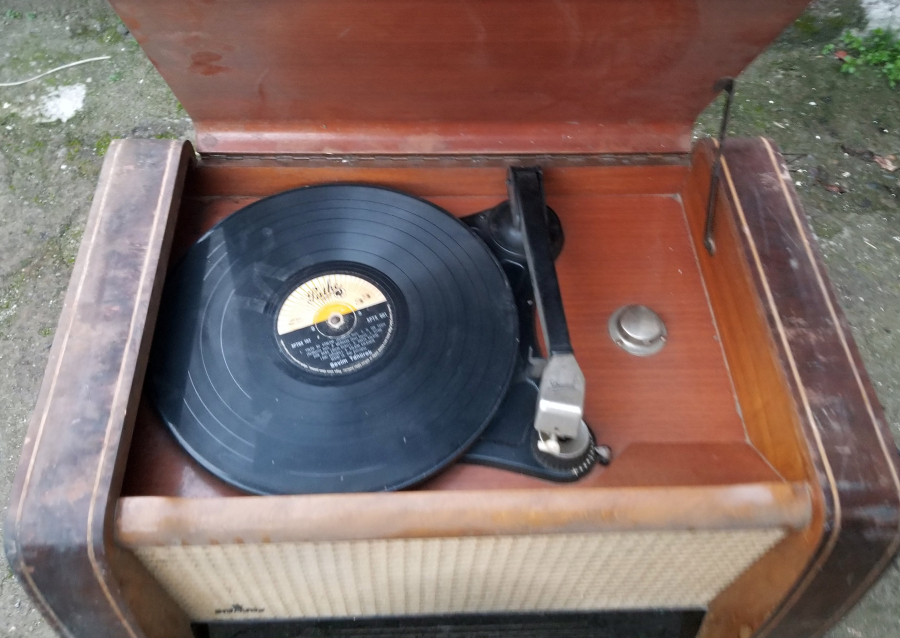 DEV BOYDA ANTİKA DEKORATİF RADYO PİKAP