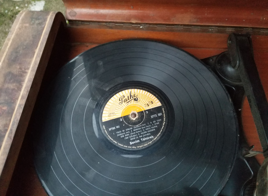 DEV BOYDA ANTİKA DEKORATİF RADYO PİKAP