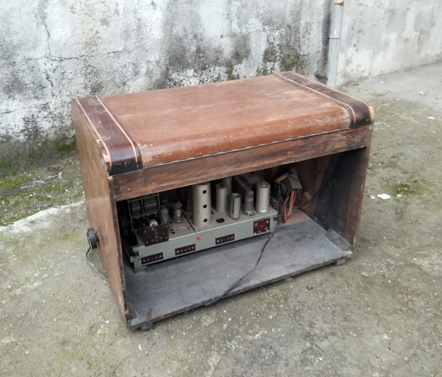 DEV BOYDA ANTİKA DEKORATİF RADYO PİKAP