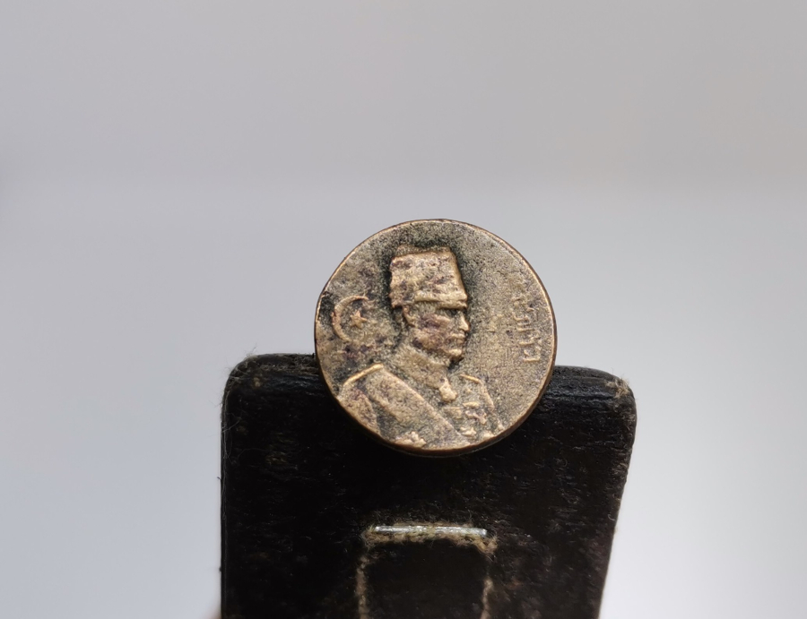 ÜZERİNDE OSMANLICA ROZET VE OSMANLICA YAZI BULUNAN ATATÜRK ROZET