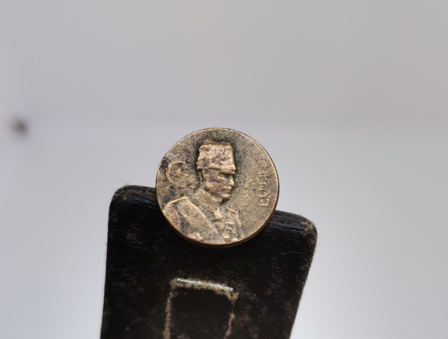 ÜZERİNDE OSMANLICA ROZET VE OSMANLICA YAZI BULUNAN ATATÜRK ROZET