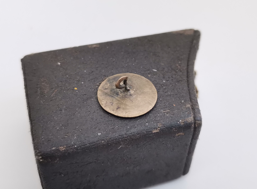 ÜZERİNDE OSMANLICA ROZET VE OSMANLICA YAZI BULUNAN ATATÜRK ROZET