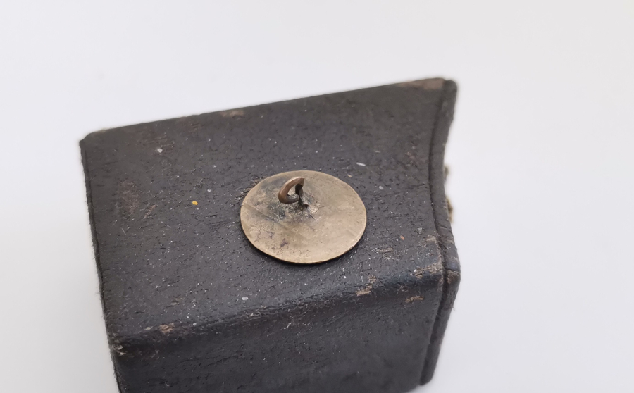 ÜZERİNDE OSMANLICA ROZET VE OSMANLICA YAZI BULUNAN ATATÜRK ROZET