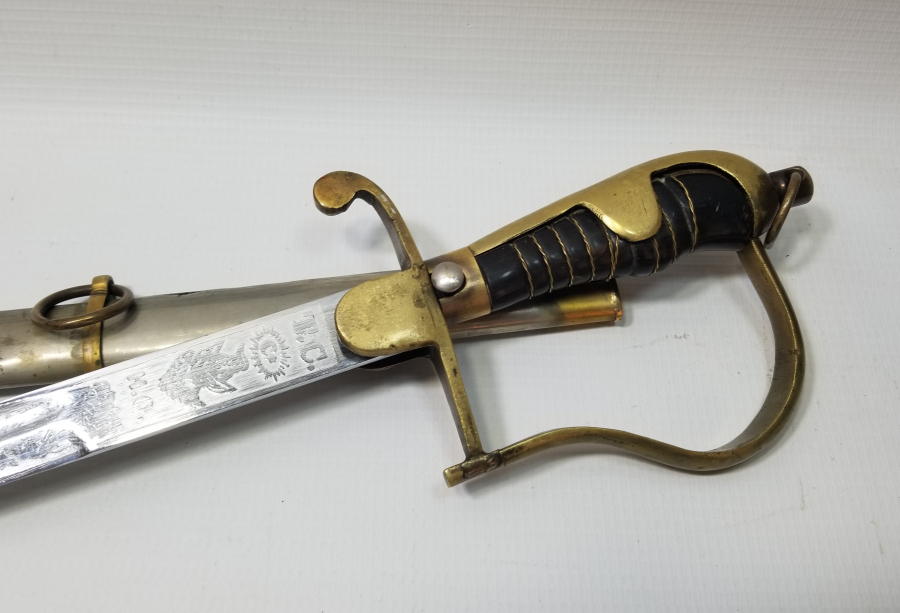 CUMHURİYET BAŞLARI BOYNUZ SAPLI VE GRAVÜRLÜ SUBAY KILICI