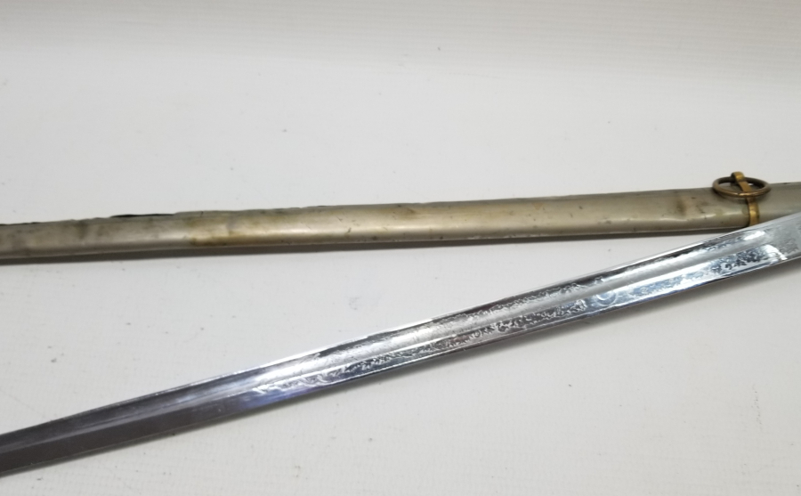 CUMHURİYET BAŞLARI BOYNUZ SAPLI VE GRAVÜRLÜ SUBAY KILICI